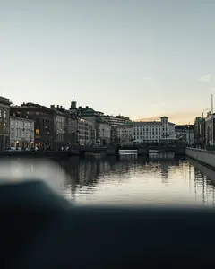 Stora Hamnkanalen i Göteborg med stenhusen längs kajen i kvällsljus