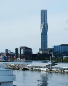 Karlatornet och husen vid Lindholmen på Hisingen sett från älven