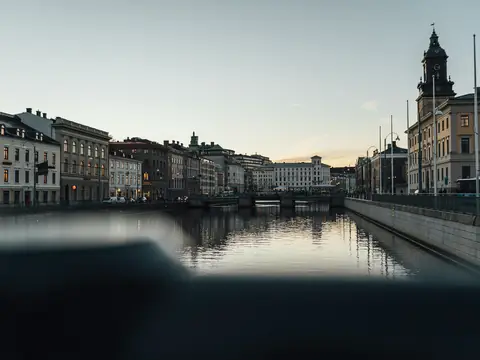 Stora Hamnkanalen i Göteborg med stenhusen längs kajen i kvällsljus