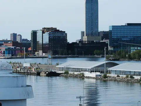 Karlatornet och husen vid Lindholmen på Hisingen sett från älven