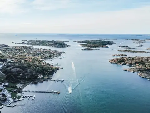 Flygbild över skärgården med öar, bryggor och villor vid vattnet