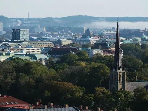 Utsikt över Göteborg med kyrktorn och grönska
